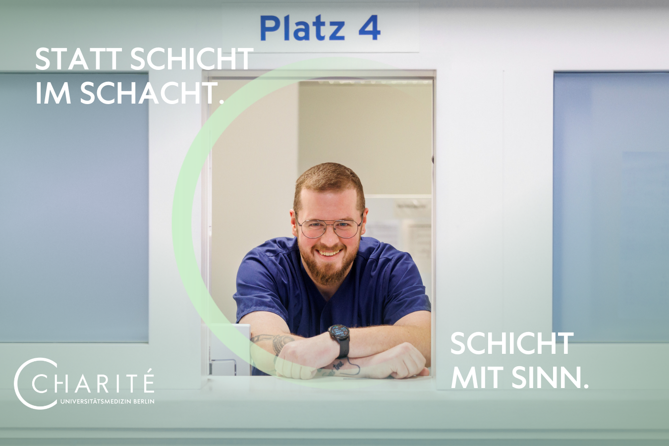 Charite Ambulanzmotiv 2 Ein Mitarbeiter einer Charite Ambulanz lächelt in die Kamera