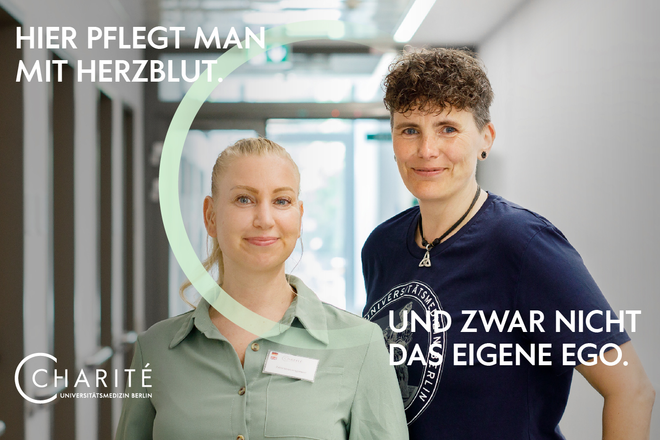 Kampagnenmotiv: Zwei Personen auf Krankenhausflur