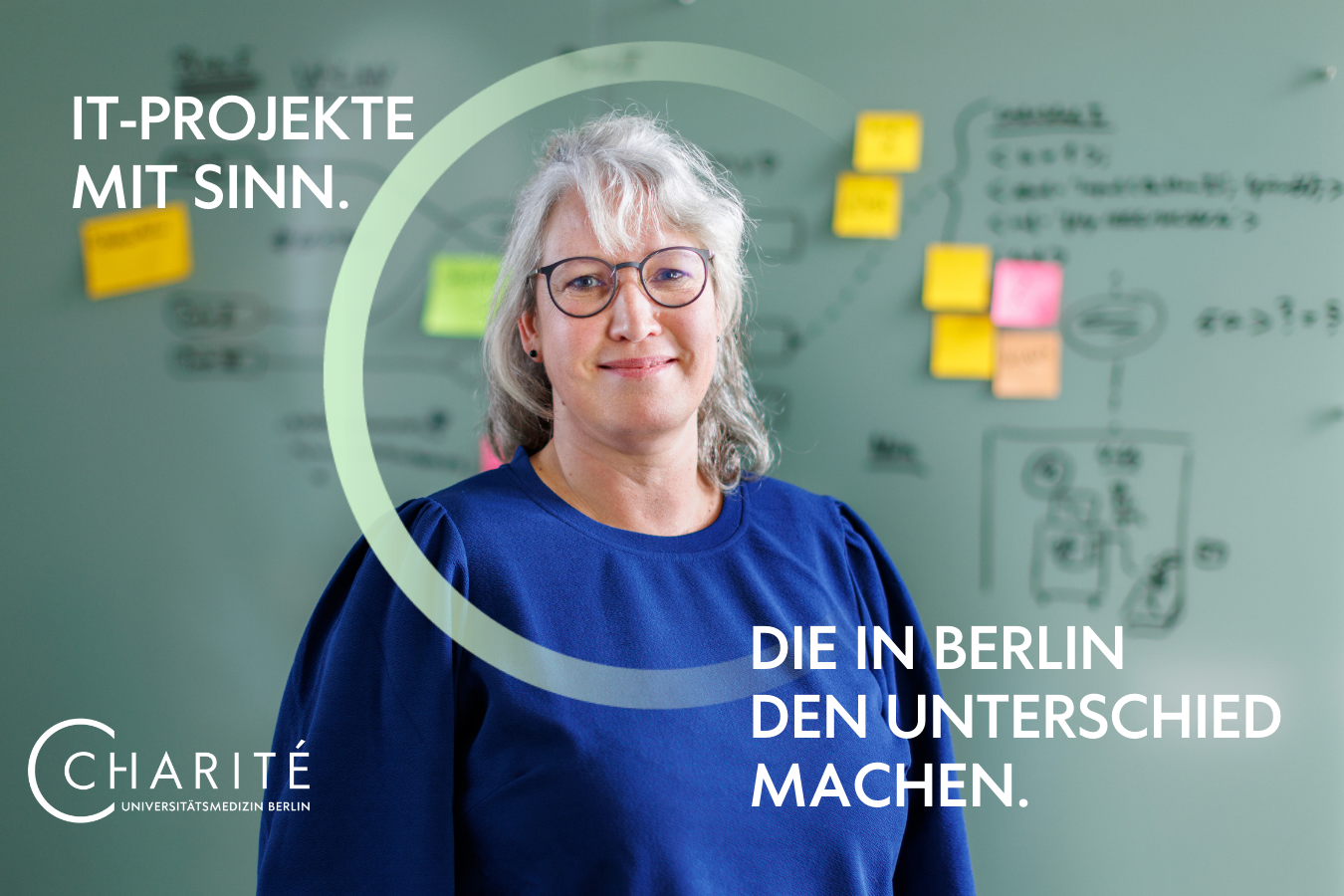 Eine Kollegin aus der IT-Abteilung steht vor einer Projektwand