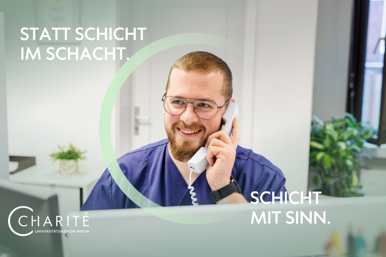 Charite Ambulanzmotiv 1 Ein Charite Mitarbeiter arbeitet in der Ambulanz