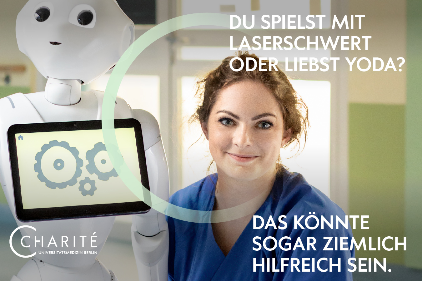 Kampagnenmotiv: Pflegerin mit Roboter