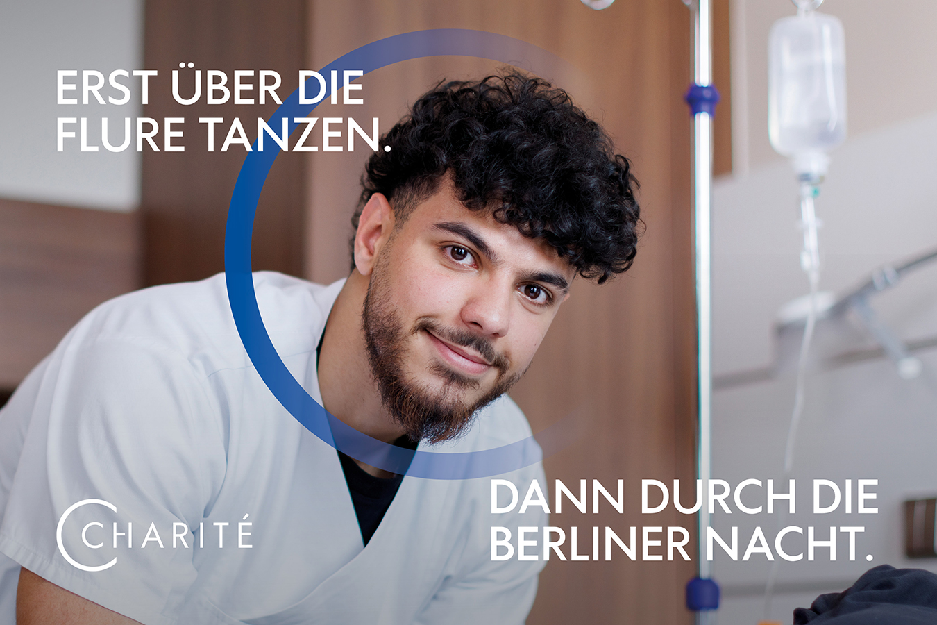 Azubi-Kampagnenmotiv: Ein junger Mann arbeitet am Bett. Auf dem Bild steht - Erst über die Flure tanzen - dann durch die Berliner Nacht -