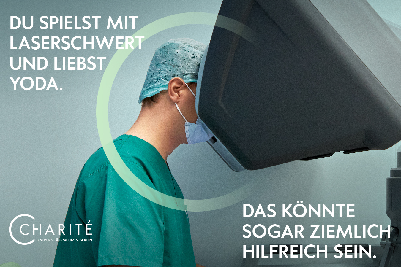 Arzt arbeitet mit OP Roboter