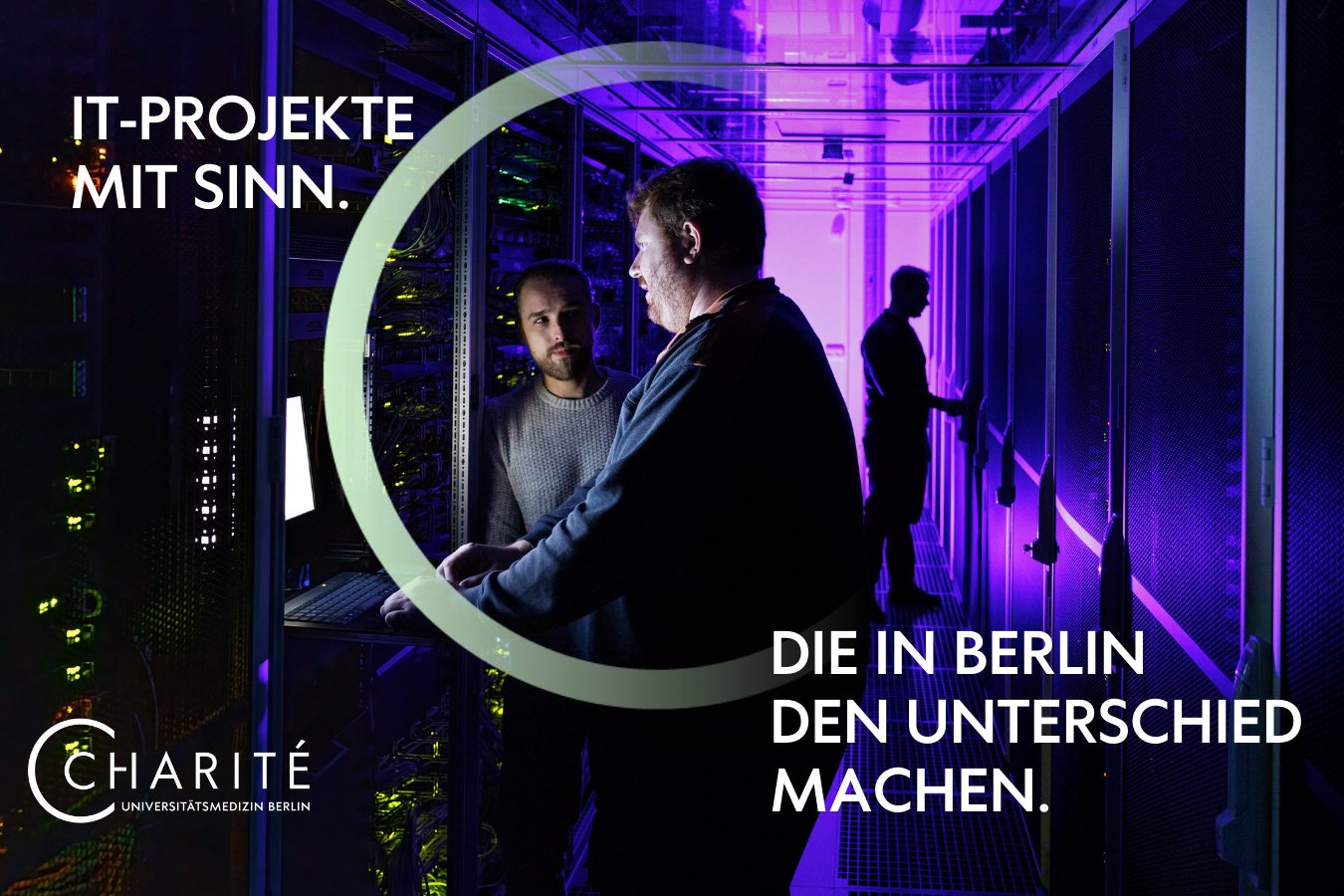 Charite IT Motiv 4 - Projekte mit Sinn, die in Berlin den Unterschied machen. IT Kollegen arbeiten im Serverraum gemeinsam an einem Projekt.
