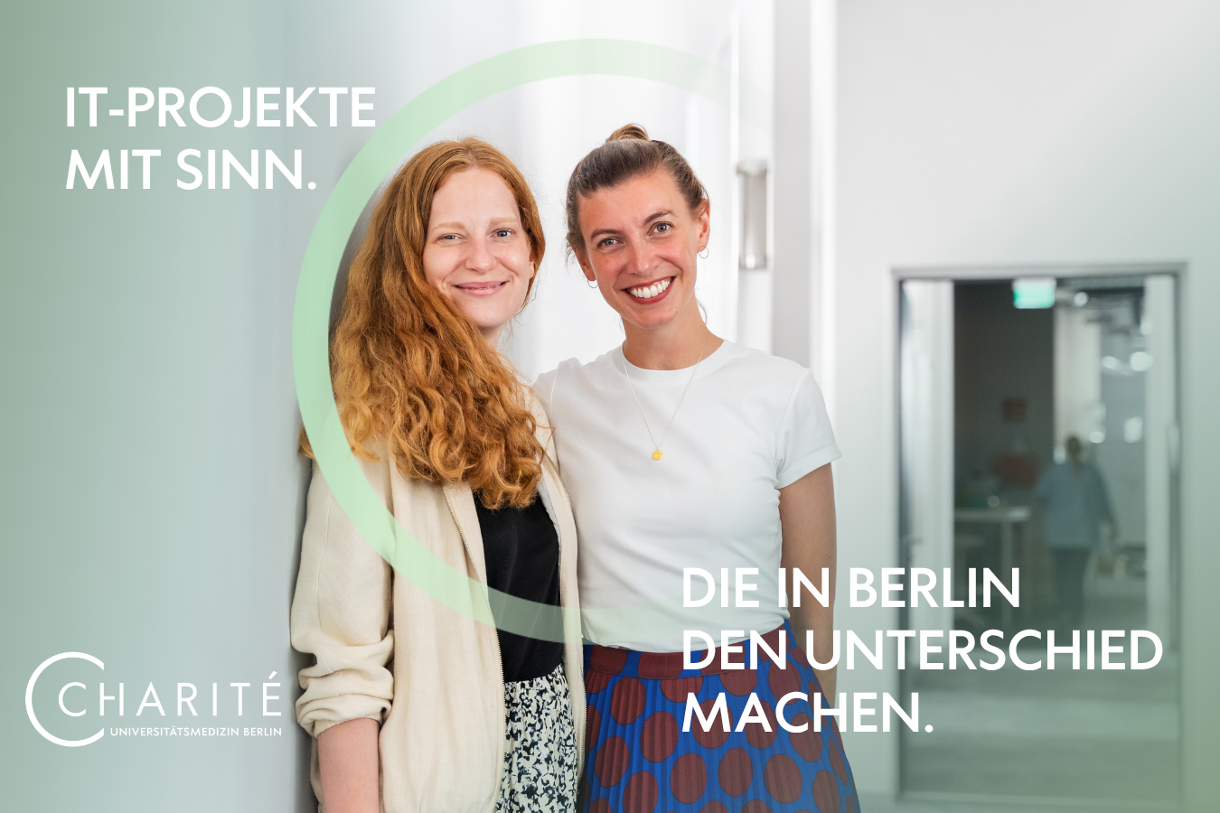 Zwei Frauen auf einem Flur lächeln in die Kamera. Auf dem Bild steht Projekte mit Sinn, die in Berlin den Unterschied machen.