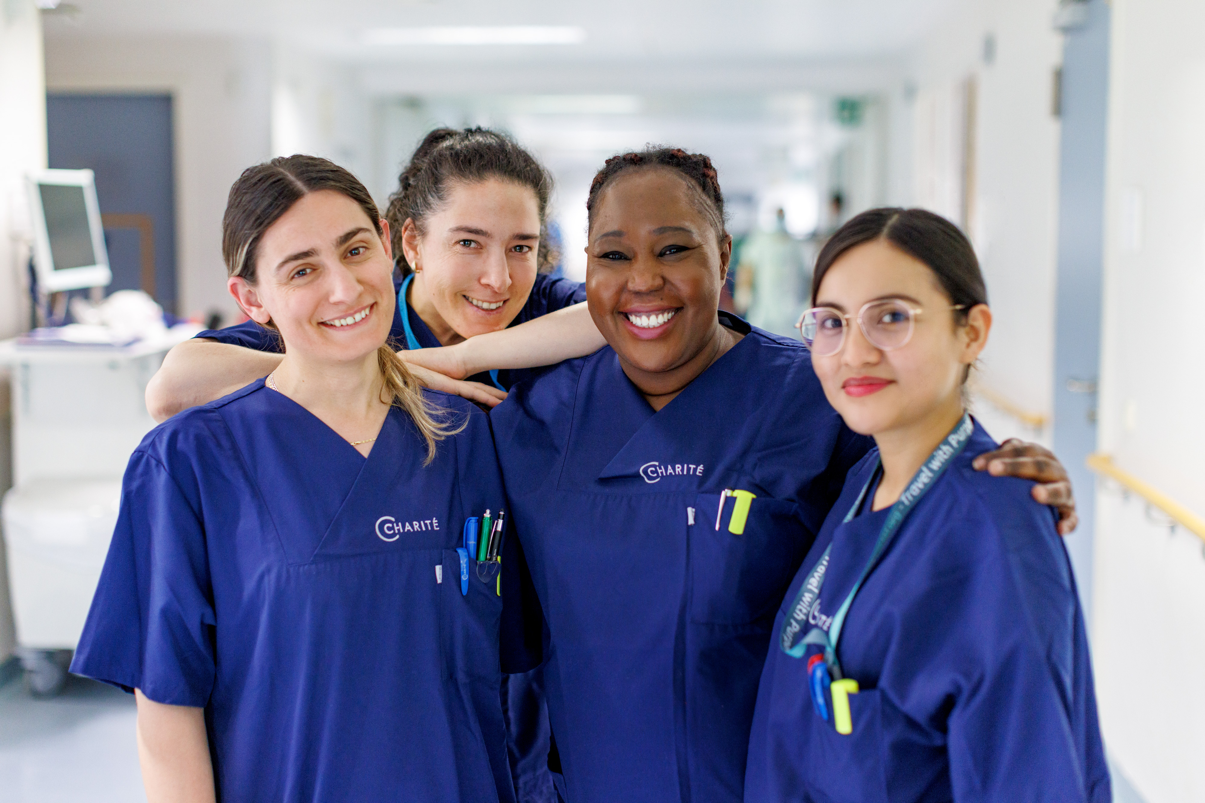 Pflege_Vier Pflegerinnen einer Welcome Station lächeln in die Kamera