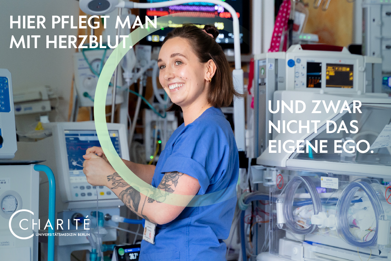 Kampagnenmotiv einer jungen Pflegerin, die auf der Neonatologischen Station am CVK arbeitet. 