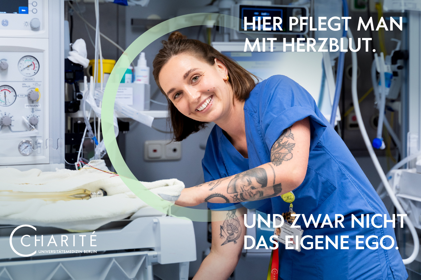 Kampagnenmotiv einer jungen Pflegerin, die auf der Neonatologischen Station am CVK arbeitet. 