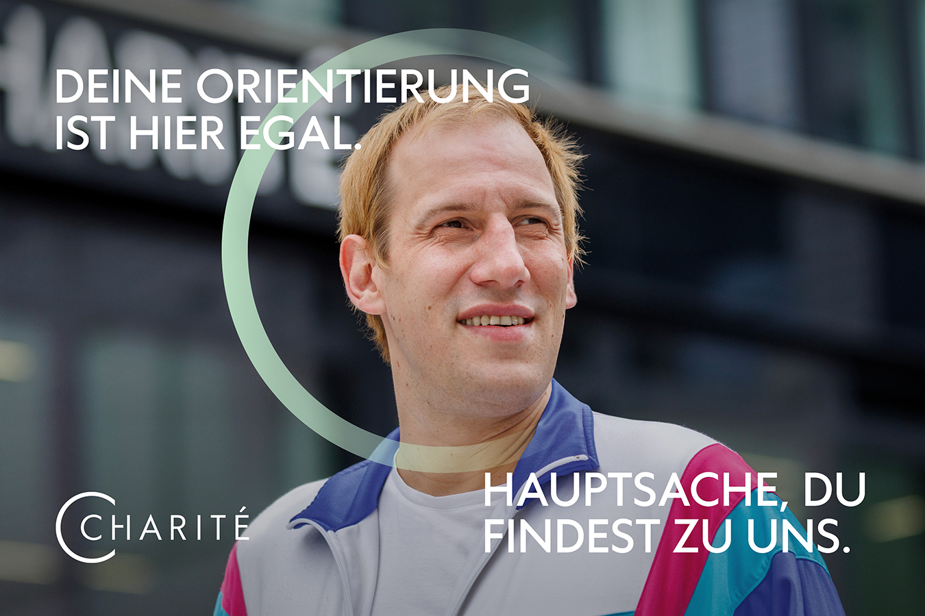 Azubi-Kampagnenmotiv: Ein junger Mann in Trainingsjacke blickt an der Kamera vorbei. Auf dem Bild steht - Deine Orientierung ist hier egal - hauptsache, du findest zu uns -